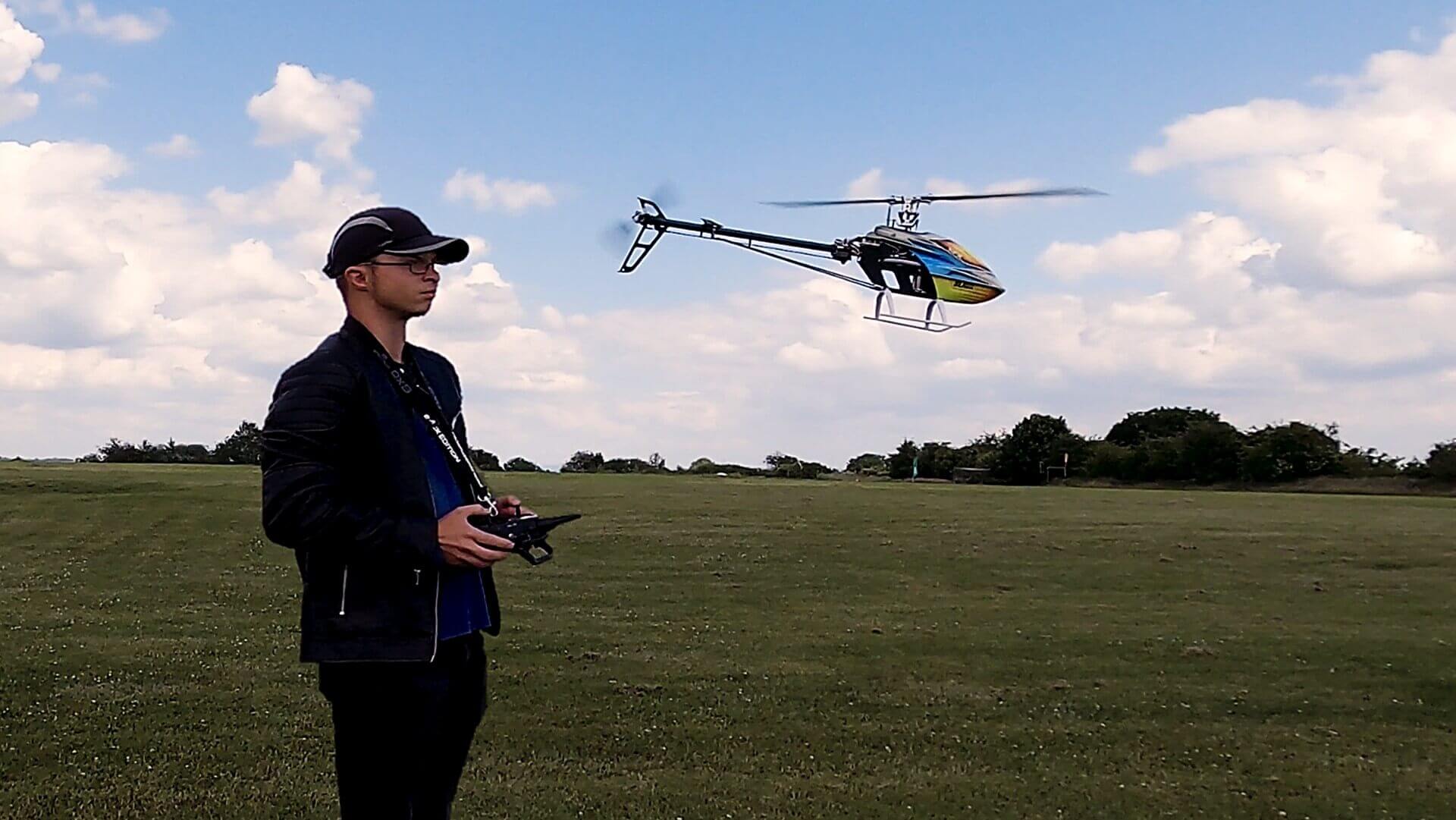 Moi et mon hélicoptère RC Blade 360 cfx en stationnaire.