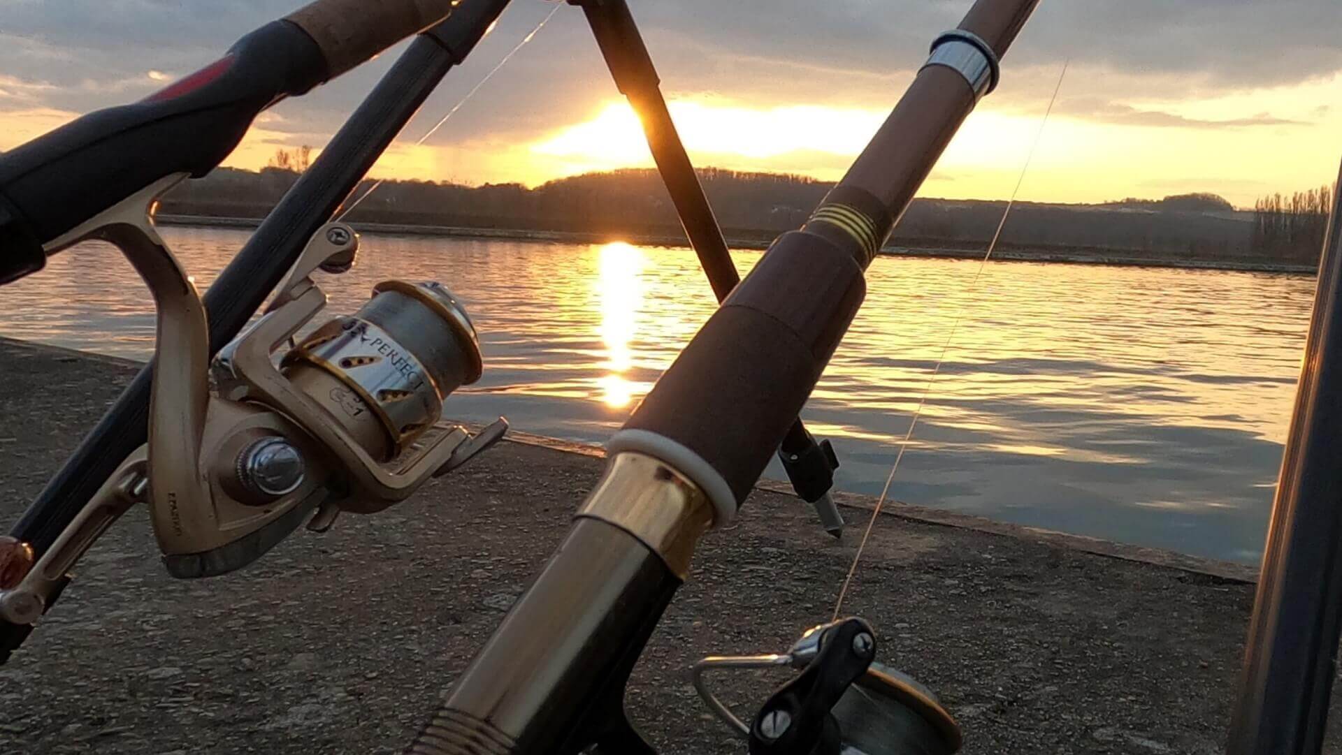 Pêche sur fond au coucher de soleil. Très beau paysage.